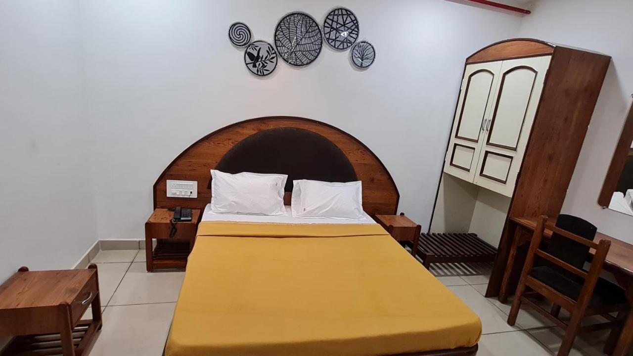 Hotel Tirth Ankleshwar Ngoại thất bức ảnh